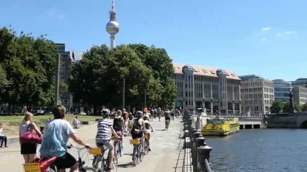 Berlin Berlin Tyskland Juli 2018 Människor Ridning Cykel Touring Alon — Stockvideo