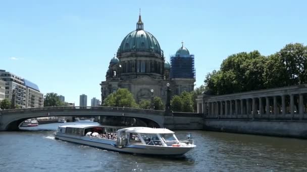 Berlín Berlín Alemania Julio 2018 Barco Turístico Río Distrito Berlin — Vídeo de stock