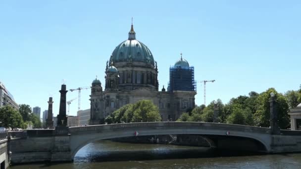 Berlin Berlin Deutschland Juli 2018 Spaziergänger Über Die Spree Brücke — Stockvideo