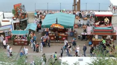 Tangermuende, Saksonya-Anhalt / Almanya 08 Eylül 2018: insanlar şehir Festivali adları Tangermuende (Almanya) Burgfest ziyaret etti. Lunapark mesire Elbe Nehri'nin üzerinde.