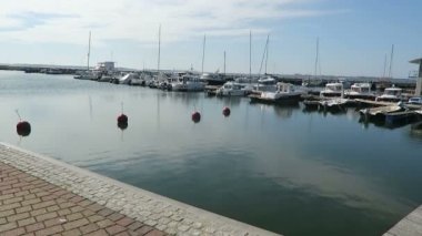 Wiek, Mecklenburg-Vorpommern / Almanya 19 Nisan 2019: Rugen Adaları 'ndaki Wiek köyünün limanında yelkenli gemileri ve motorlu botlar. Baltık Denizi.