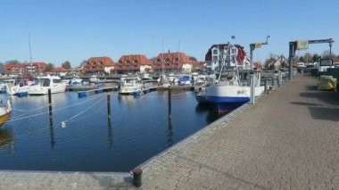 Wiek, Mecklenburg-Vorpommern / Almanya 19 Nisan 2019: Rugen Adaları 'ndaki Wiek köyünün limanında yelkenli gemileri ve motorlu botlar. Baltık Denizi.