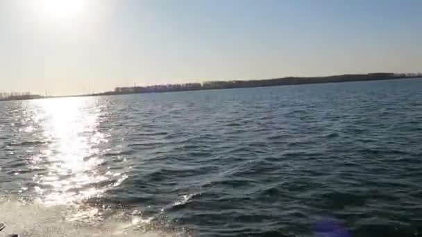 ウィーク メクレンブルク フォアポンメルン州 ドイツ2019年4月19日 ルゲン島の町ウィークの隣のバルト海で釣り用モーターボートで運転 — ストック動画