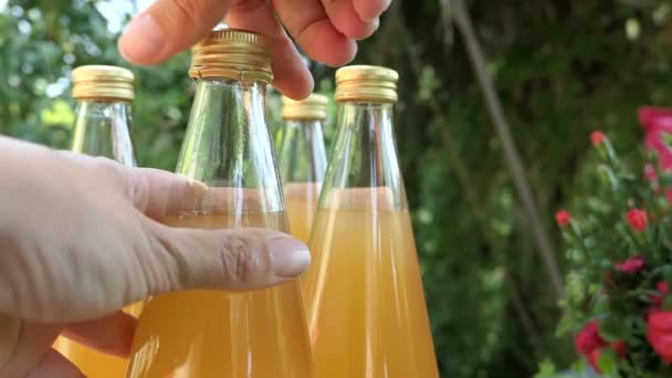 Abriendo Una Botella Jugo Manzana Video Parte Fabricación Mermelada Bayas — Vídeos de Stock
