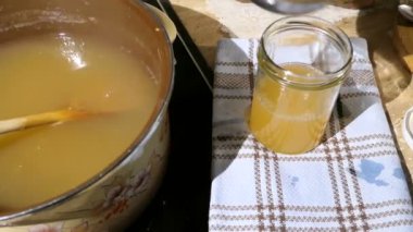 Onun reçel yapmak için yaşlı Berry çiçek kafaları hazırlayın. bir kavanoz cam içine Jöle reçel doldurma.