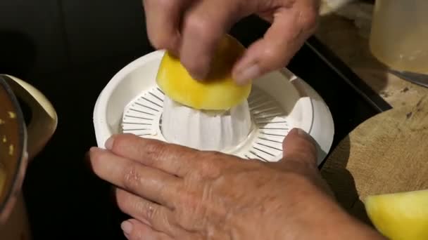 在厨房挤柠檬 做了部分老浆果花头果酱做 — 图库视频影像