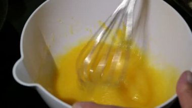 krep pişirmek için yumurta şeker ve un karıştırma.