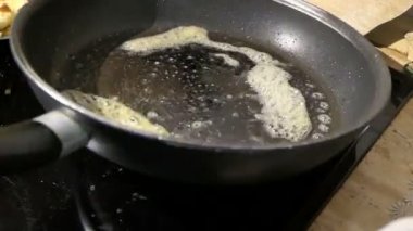 bir tavada krep pişirme. tavada hamur verme