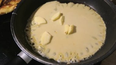 bir tavada krep pişirme.