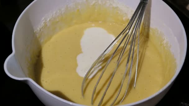 Mistura Farinha Ovos Leite Tigela Ingrediente Para Assar Panquecas — Vídeo de Stock