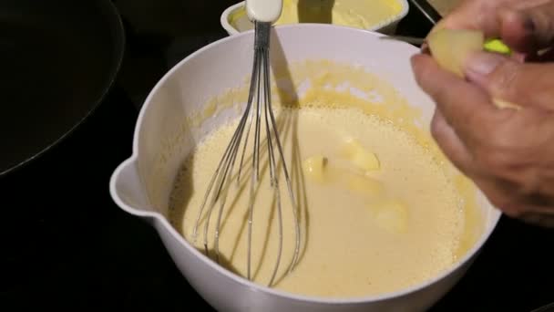 将苹果水果切成片 作为碗中煎饼面团的成分 — 图库视频影像