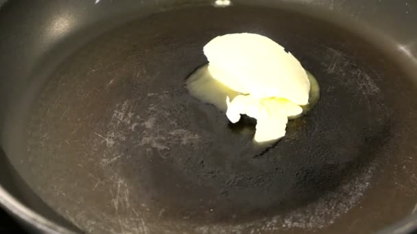 Smelt Boter Een Pan Pannenkoeken Bakken — Stockvideo