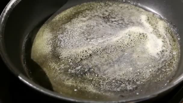 Печь Блинчики Кастрюле Выкладываем Тесто Сковороду — стоковое видео