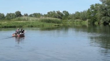 Guelpe, Brandenburg/Almanya-Haziran 09 2019: bir tekne ile Havel Nehri boyunca sürüş Insanlar. Yaz aylarında balıkçılık.