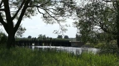 Havelland Almanya 'da Guelpe köyünün yanında Havel Nehri 'nde tarihsel iğne Weir.