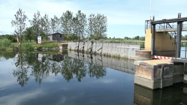ドイツ ベベルランドのゲルペ村に隣接するベヴェル川の歴史的針の奇妙な — ストック動画