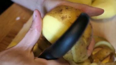 sebze peeling ile patates soyma.