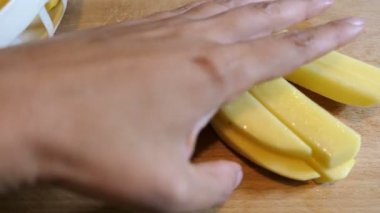 bir çorba için dilimlere patates kesilmiş.