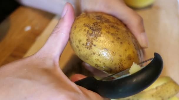 Skala Potatis Med Grönsaksskalare — Stockvideo