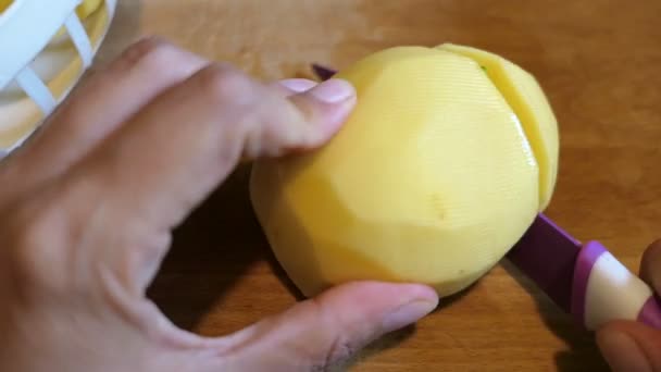 Κόβουμε Την Πατάτα Φέτες Για Μια Σούπα — Αρχείο Βίντεο