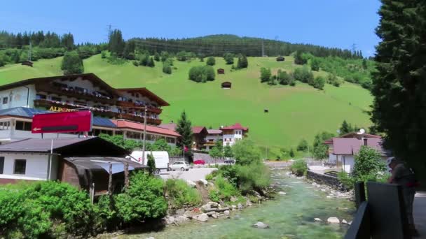 Gerlos Tirol Oostenrijk Juli 2019 Mensen Wandelen Genieten Van Het — Stockvideo