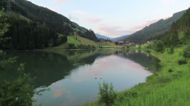 Horas Noturnas Lago Gerlos Tirol Áustria Reflexão Água Montanhas Floresta — Vídeo de Stock