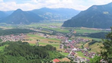 Inntal Vadisi 'nin yukarısındaki havadan görünüm ve Tirol Avusturya 'da Zillertal Vadisi 'nin başlaması