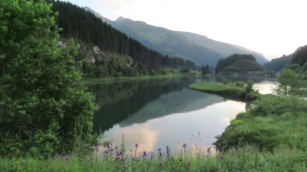Avonduren Bij Het Meer Van Gerlos Tirol Oostenrijk Water Reflectie — Stockvideo