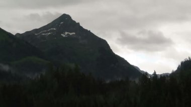 Alps Mountain Peak Kirchspitze Tirol bulut zaman atlamalı. Hava değişimi.