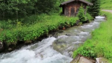 Tirol Avusturya 'daki Schwarzachtal vadisinde küçük bir ahır. Akarsu tarafından akan