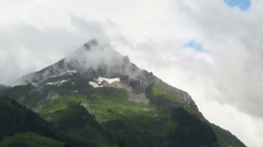 Alps Mountain Peak Kirchspitze Tirol bulut zaman atlamalı. Hava değişimi.