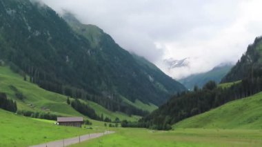 Zillertal Vadisi'ndeki Schoenachtal vadisinde yürüyüş parkuru. Ahşap ahır ve çevrede tarım arazisi. Tirol yüksek tauern.