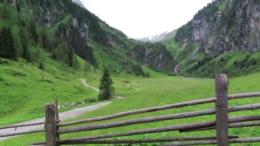 Tirol Avusturya Schoenachtal vadisi boyunca yürüyüş parkuru. Yüksek tauern dağlarının bir parçası. Vadide çit ve eski ahır.