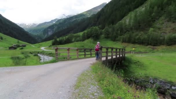 Schoenachtal Tirol Austria July 2019 People Hiking Trail Schoenachtal Valley — Stock Video