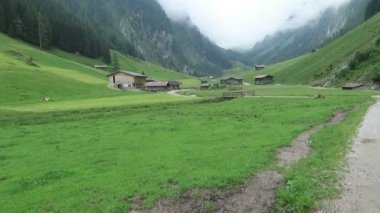 Wimmertal vadisinde çiftlik ahırı. dağlarda sis. Tirol Avusturya Zillertal vadisinin bir parçası