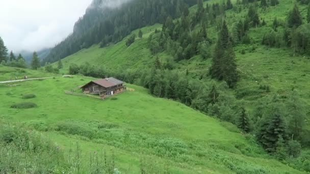 ウィマータール渓谷の農場の納屋 山の霧 チロル オーストリアのジラータル渓谷の一部 — ストック動画
