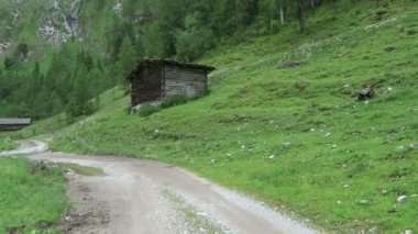 Tirol Avusturya Wimmertal vadisinde geleneksel çiftlik ahır. Vadi boyunca uzanan yol.