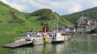 Beilstein, Rheinland-Pfalz / Almanya 26 Ağustos 2019: Beilstein'den Moselle Nehri üzerindeki Ellenz'a doğru araba ve yolcu feribotu. Üzüm bağları nın manzarası.
