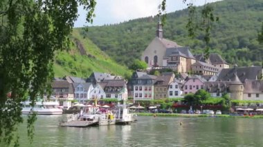 Beilstein, Rheinland-Pfalz / Almanya 26 Ağustos 2019: Beilstein'den Moselle Nehri üzerindeki Ellenz'a doğru araba ve yolcu feribotu. Üzüm bağları nın manzarası.