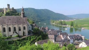 Almanya'da Moselle Nehri'ndeki Beilstein Carmine Kilisesi. Bağ manzarası.