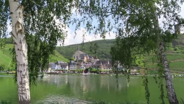 Panoramę Miasta Beilstein Nad Rzeką Mozeli Łodzią Motorową Przechodzącą Przez — Wideo stockowe