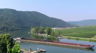 Almanya'da üzüm bağı manzarası ile Moselle Nehri boyunca sürüş endüstriyel gemi.