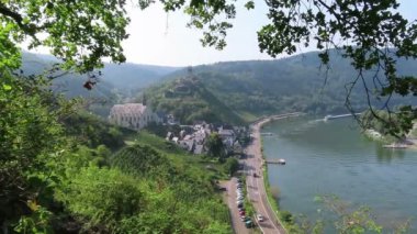Üzüm bağları ile çevrili Moselle nehri beilstein Cityscape.