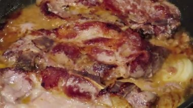 Tavada kızarmış domuz eti ve hardal ve biber gibi baharatlar..