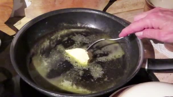 Derretir Mantequilla Una Sartén Para Preparar Una Comida — Vídeo de stock
