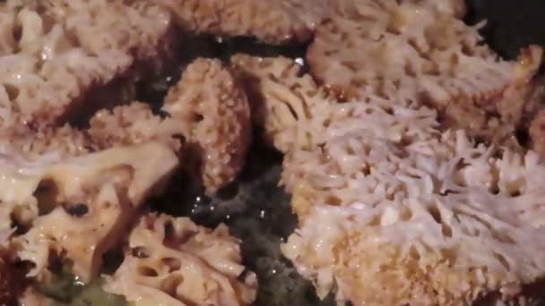花椰菜 Sparassis Crispa 烤蘑菇和黄油放在锅里 — 图库视频影像
