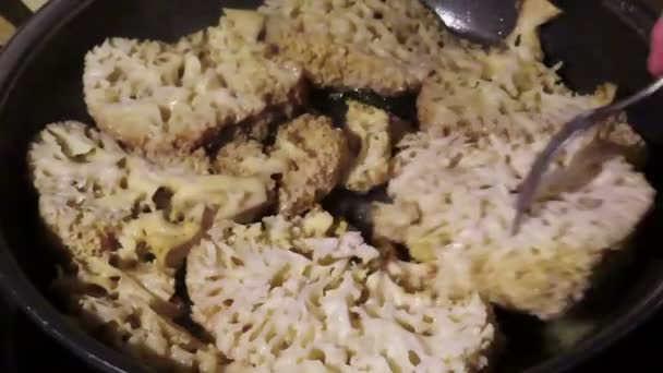 カリフラワー菌 Sparasis Cripa パンのローストキノコにバター — ストック動画
