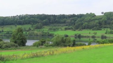 Schalkenmehrener Maar Gölü 'nün volkan kalderasıyla manzarası. Almanya 'da Eifel bölgesi