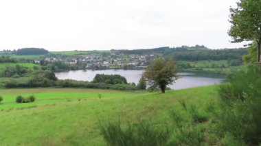 Schalkenmehrener Maar Gölü 'nün volkan kalderasıyla manzarası. Almanya 'da Eifel bölgesi