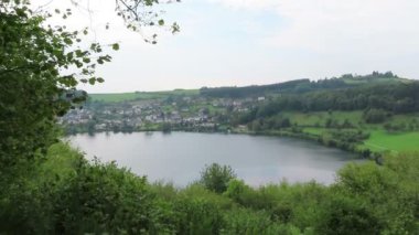 Schalkenmehrener Maar Gölü 'nün volkan kalderasıyla manzarası. Almanya 'da Eifel bölgesi